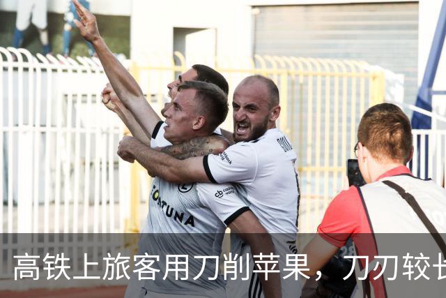 高铁上旅客用刀削苹果，刀刃较长！网友质疑“这是可以带的吗”，已向12306投诉